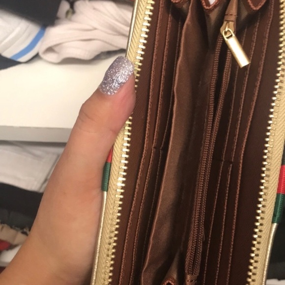 Fashion bee purse 🐝 - Picture 3 of 3